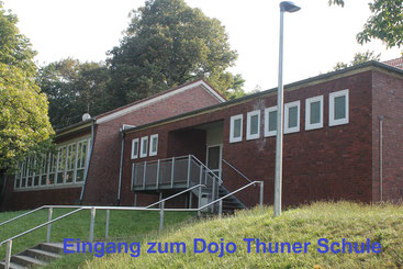 Zugang über Treppe zur Sporthalle der Thuner Hauptschule