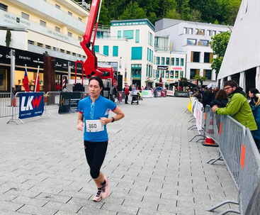 Nicole Klingler im Zieleinlauf - 7. Gesamtrang trotz Fussverletzung