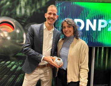 Andreas Genest, Senior Sustainability Manager und Jonna Clasen, Chief of Staff, vertraten Traceless beim Deutschen Nachhaltigkeitspreis und nahmen die Auszeichnungen entgegen.  © Traceless Materials