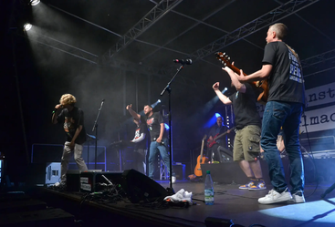 Buxtehuder Musiker präsentieren den Freizeithaus-Song: "Das ist unser Haus - ihr kriegt nie den Rock, den Rap, den Style aus Buxte raus" - Foto: Saskia Corleis
