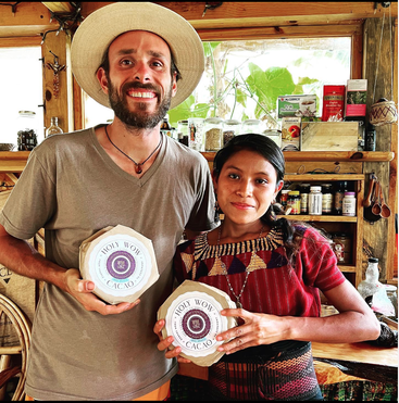 Mat von Holy Wow Cacao mit seiner Mitarbeiterin Mary