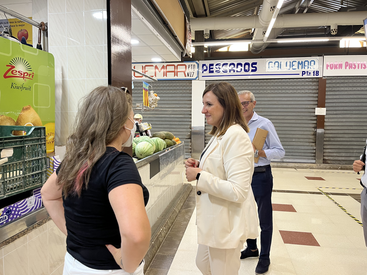 María José Catalá en el Mercado de Torrefiel