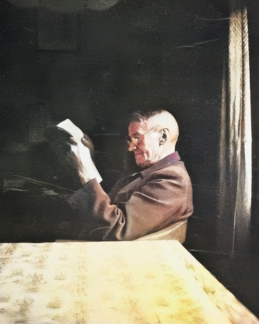 Großvater Wilhelm Feldmann beim Lesen der Tageszeitung (Foto um 1945, coloriert)
