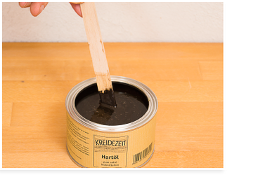 Öle und Wachse pigmentieren: mit dem Rührholz rühren