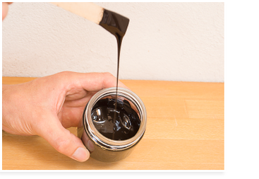 Öle und Wachse pigmentieren: Pigment kräftig einrühren