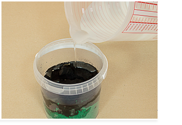 Wandfarben pigmentieren: Wasser hinzugeben (1 Teil Pigemt zu 0,5 Teile Wasser)