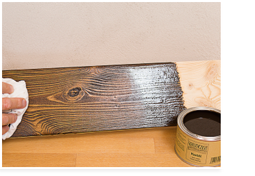 Öle und Wachse pigmentieren: überschüssiges Öl abreiben