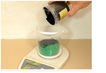 Wandfarben pigmentieren: Pigmente abwiegen