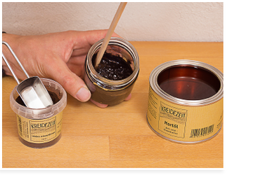 Öle und Wachse pigmentieren: Pigment mit Rührholz einarbeiten