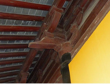 【写真6】 研究テーマである甪直保聖寺天王殿の組み物