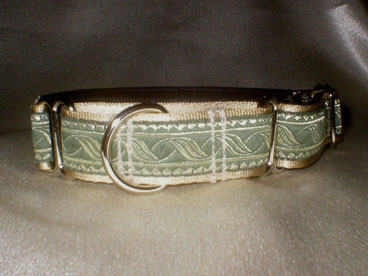 Martingale, Halsband, 2,5 cm, Gurtband champagner, Borte in grün und gold mit Dünenmuster