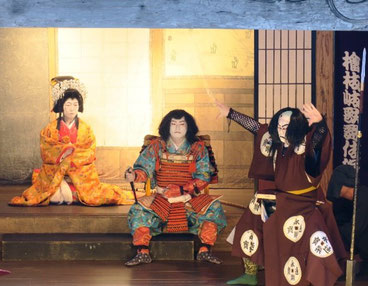 村人たちの見事な演技（中重氏撮影）