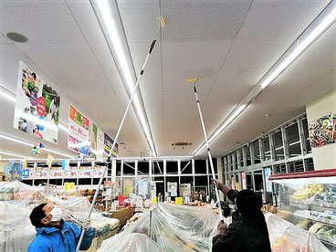 防カビ剤コーティング施工中