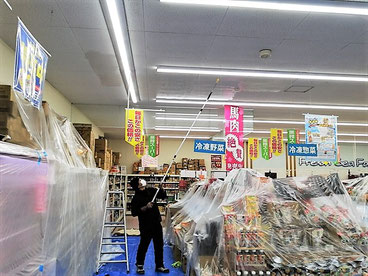 防カビ剤コーティング作業中