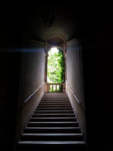 La scala di palazzo Capponi Antonelli, in via di Monserrato, si affaccia sul piccolo ma delizioso cortile interno...