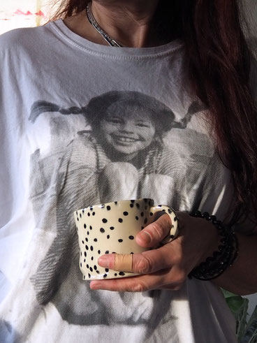 von Hand gemachte Keramiktasse mit schwarzen Pünktchen