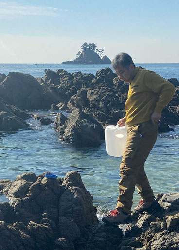 海水を汲む