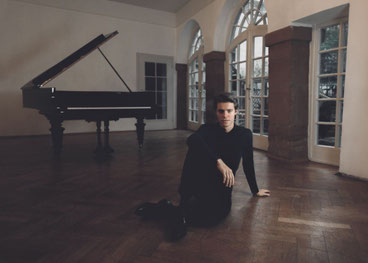 Der Pianist Florian Noak spielt auf Einladung der Catoire-Musikinitiative am 29.3.2024 im Forum der Musikschule Lüneburg