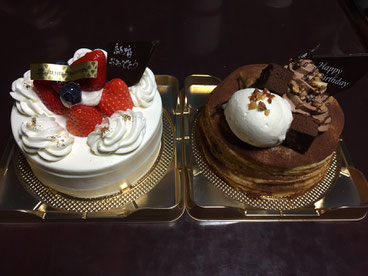 家族が結婚祝いと今月誕生日のため、ケーキを2つも用意してくれました!