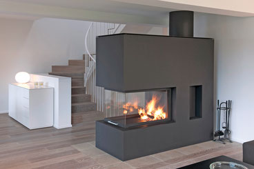 Insert de cheminée STAFFIERI: Le modèle de cheminée à trois côtés offre une vue généreuse sur les flammes, où que l'on se trouve dans la pièce.