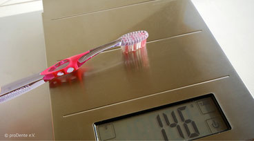 So kontrollieren Sie den richtigen Druck beim Zähneputzen (© proDente e.V.)