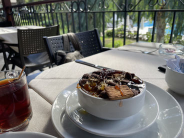 Ernährungsberatung Köln Kalk - Müslischale am Meer mit Poolblick auf dem Coaching im Urlaub