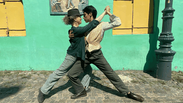 Passionnée de Tango argentin, j'ai pu toucher du doigt son berceau en 2025. La photo a été prise par Julio Luque. Je pose avec l'artiste Juan Perez au quartier de La Boca