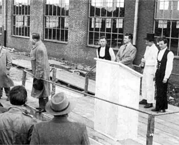 Grundsteinlegung der Philips Fernsehproduktion 1954