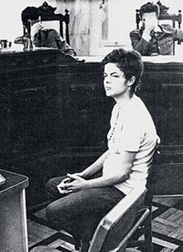 Dilma Rousseff ved militærdomstolen i 1970. Juristerne skjuler deres ansigter for fotografen