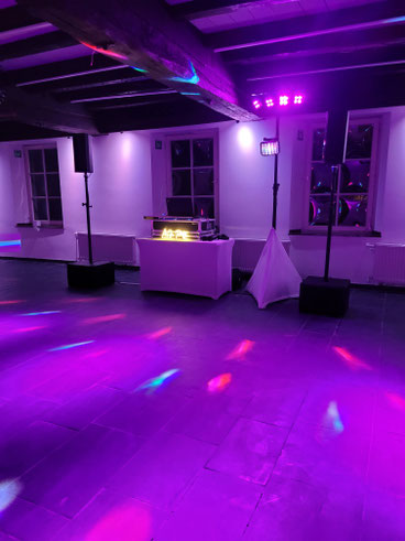 Aufbau von Tontechnik und Lichttechnik für DJane Jutta in der Alten Mühle Bardenberg