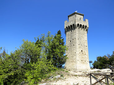 Sehenswürdigkeiten San Marino: Der «La Montale»-Turm ist Teil der drei Festungsanlagen auf dem Bergkamm Monte Titano von San Marino.