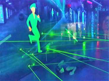 Junge Frau im "Laserparcour"