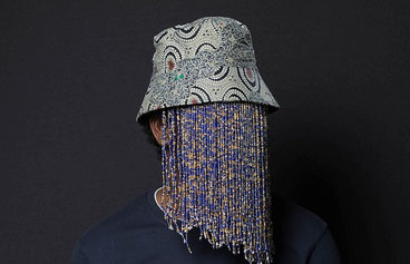 Anas Aremeyaw Anas con una delle sue maschere