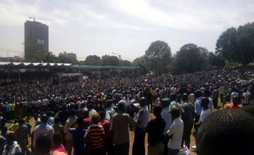 Folla in attesa di Raila Odinga oggi all’Uhuru park di Naiorbi