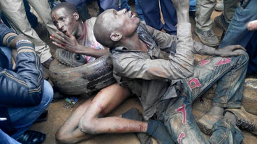 Esecuzioni extragiudiziali: Waiyaki Way, Nairobi. Thugs implorano pietà mentre aspettano il linciaggio dalla folla. Finiranno bruciati vivi!
