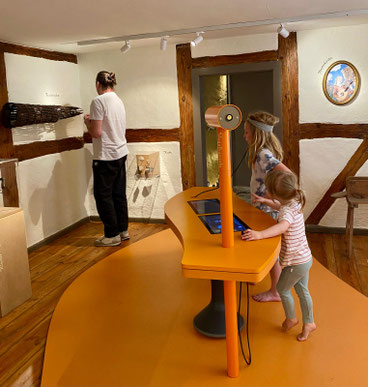 Besucher / Kinder in der Ausstellung