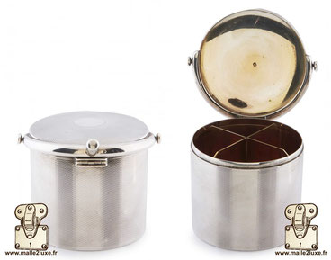 Pot à cigarettes Hermes  Année : 1955 Argent 925/1000e Poids brut : 322,2 g Diametre : 7,5 cm boite ronde