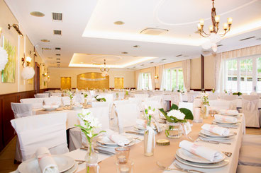 ® Birkenhof Gols Hochzeit - Festsaal, gedeckte Hochzeitstafel