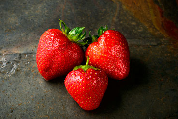 drei reife Erdbeeren