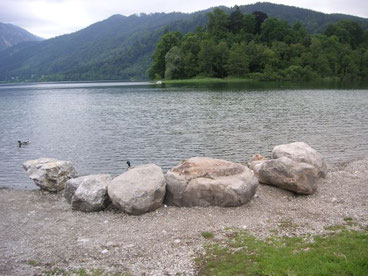 5 große Steine am Schliersee als Motiv Bild für das Aufbau-Seminar von Heilpraktikerin, Dozentin und Buchautorin Jin-Sook Schnell-Jacob aus Schliersee
