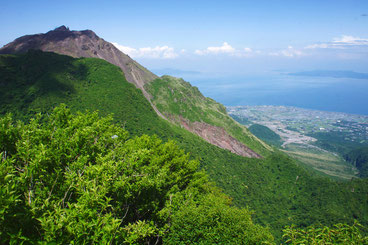 雲仙普賢岳と水無川(有明海、天草の遠望)