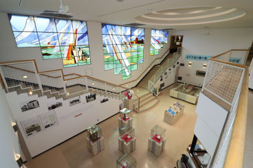 １階の第一展示室とステンドグラス