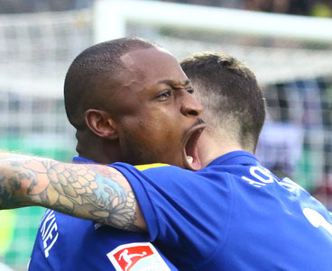 Doppeltorschütze David Kinsombi nach dem 3:1 mit Dominik Schmidt - Fotos: pin