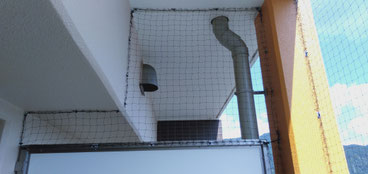 隣のベランダとの隙間も鳩の侵入を防鳥ネットでブロック