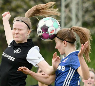 Mit Köpfchen: Jasmin Rustemeier (r., hier gegen Kassels Lena Krause) hat bei und mit der Viktoria eine tolle Entwicklung genommen. Foto: Pressebilder Hahn