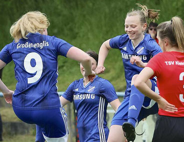 Tanzeinlage: Sophie Trost (l.) und Julia Faupel feiern. Klein-Lindens Victoria Bill kann nur zuschauen. Foto: Richard Kasiewicz