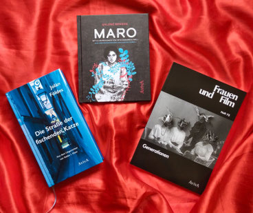 Die drei Herbstnovitäten, »Maro« von Salome Benidze, »Die Straße der fischenden Katze« von Jolán Földes und Frauen und Film 73, »Generationen«, liegen auf einem roten Tuch.
