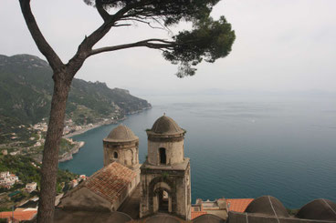 Bilderbuchblick von Ravello, Villa Ruffolo, auf die Küste