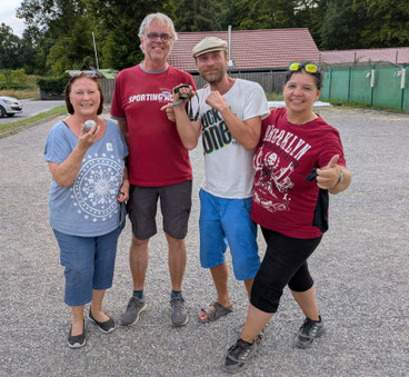 Die Finalteilnehmer (von links): Monika und Wolfgang gegen Peter und Yvonne.