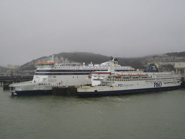 Spirit of Britain (213mx32m) & Pride of Calais (170mx28m) (© P&O)